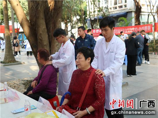 替病人按摩颈椎。 替病人按摩颈椎。