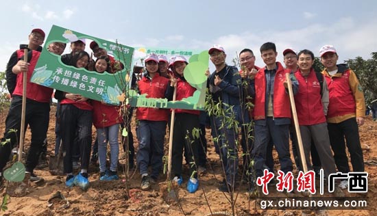 工行南宁民族支行积极与广西南方电网建设分公司携手开展“捐一本书 种一棵树”公益植树活动 何铌 摄 工行南宁民族支行积极与广西南方电网建设分公司携手开展“捐一本书 种一棵树”公益植树活动 何铌 摄