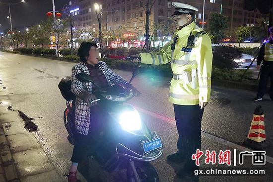 图为交警对电动车驾驶员开展酒精测试。警方供图 图为交警对电动车驾驶员开展酒精测试。警方供图