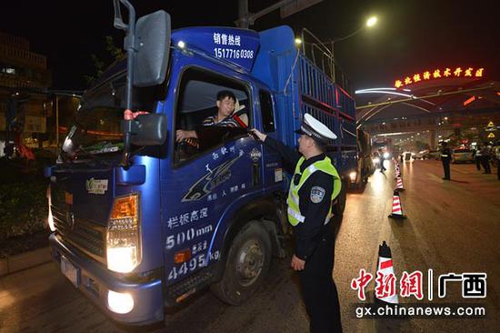 图为交警对货车驾驶员开展酒精测试。警方供图 图为交警对货车驾驶员开展酒精测试。警方供图