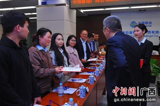 图为易丽清女士接过聘书。 图为易丽清女士接过聘书。