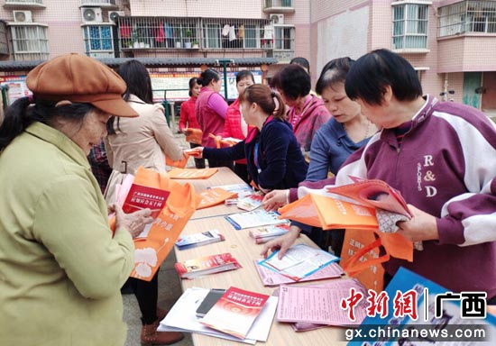 发放扫黑除恶宣传资料 发放扫黑除恶宣传资料