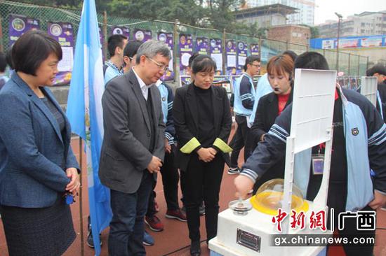 图为参观科普大篷车。易虎先 摄 图为参观科普大篷车。易虎先 摄