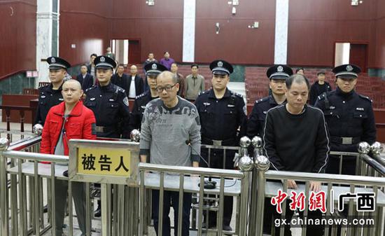 图为三名被告人听取判决。法院供图 图为三名被告人听取判决。法院供图