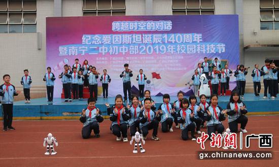 图为快闪表演。蓝天 摄 图为快闪表演。蓝天 摄