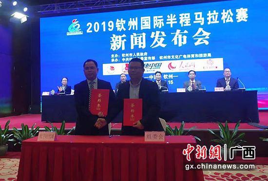 图为发布会签约仪式。李丽 摄 图为发布会签约仪式。李丽 摄