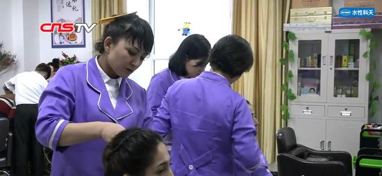新疆教培中心女学员“变形记”:从蒙面长袍到化妆美容