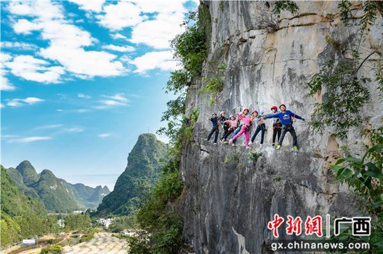 游客在中国首个攀岩特色体育小镇(马山)体验飞拉达项目。陆斌涛 摄 游客在中国首个攀岩特色体育小镇(马山)体验飞拉达项目。陆斌涛 摄