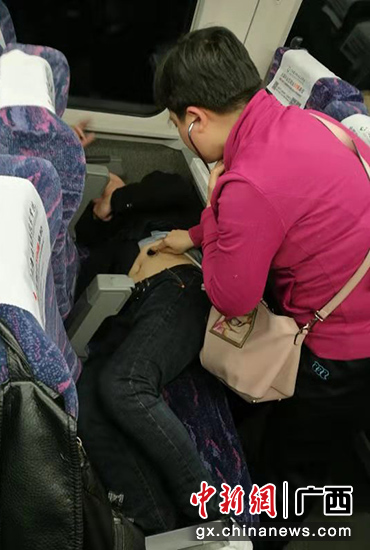 图为南溪山医院刘慧华主任医师在动车上救人的场景。杜振宗 摄 图为南溪山医院刘慧华主任医师在动车上救人的场景。杜振宗 摄