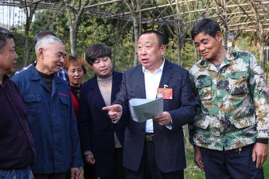 全国人大代表回乡宣讲两会精神 王正 摄