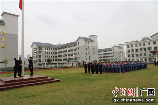 蒋春利组织罪犯及监区警察升国旗。颜小芳 摄 蒋春利组织罪犯及监区警察升国旗。颜小芳 摄