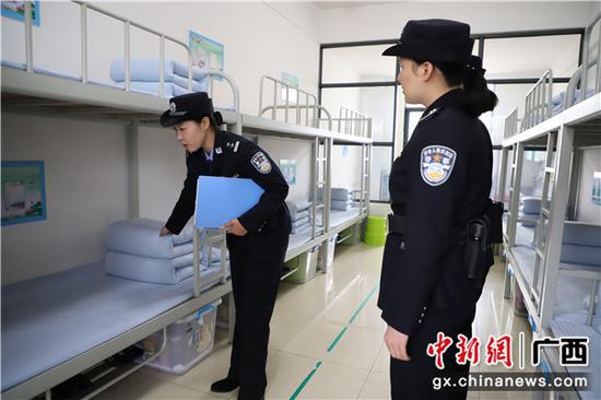 蒋春利带领监区警察检查监舍卫生。颜小芳 摄 蒋春利带领监区警察检查监舍卫生。颜小芳 摄