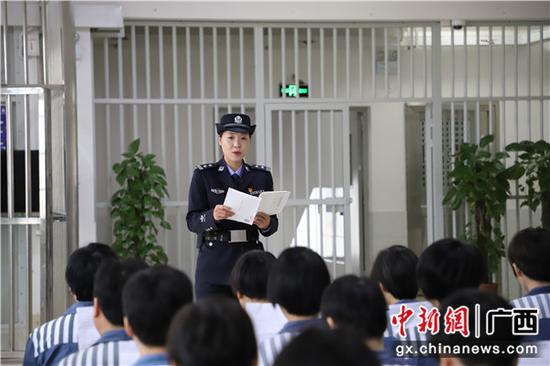蒋春利组织罪犯品读爱国文学作品。颜小芳 摄 蒋春利组织罪犯品读爱国文学作品。颜小芳 摄