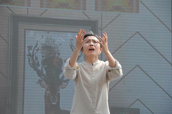 图为：一名杭州殡仪馆工作人员在表演情景剧《告别》。  张茵 摄