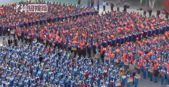壮观!新疆库尔勒市5000余名师生齐唱《我和我的祖国》