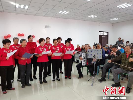 新疆兵团老年乐队用歌声传递快乐 平均年龄超72岁