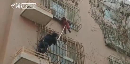 惊险!家门反锁 3岁男童被卡4楼防盗栅栏成功获救