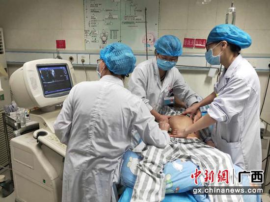 图为医务人员正在实施外倒转术。何凤英 摄 图为医务人员正在实施外倒转术。何凤英 摄