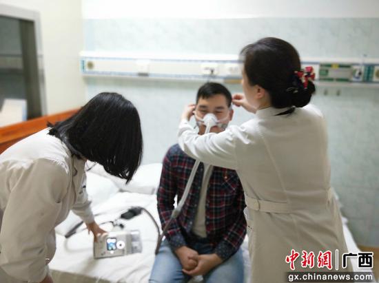 图为患者在接受诊疗。 图为患者在接受诊疗。