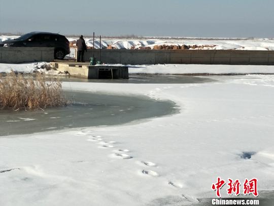 积雪消融形成山洪 新疆“变洪为宝”保障民众安全