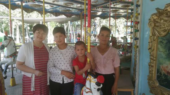 张琳带孩子在公园玩。 张琳带孩子在公园玩。
