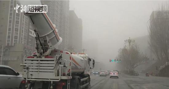 喀什地区遭遇大面积沙尘天气 喷雾洒水车不间断工作洒水降尘