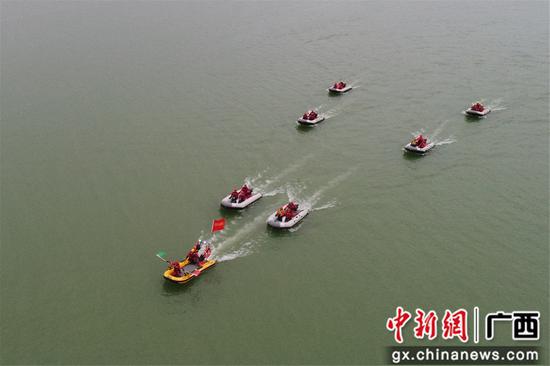 航拍船艇编队。
