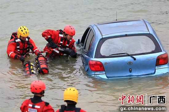 消防员救援涉水车辆。雷阳 摄
