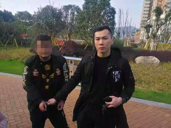 3月19日下午，民警在永嘉县瓯北镇将缪某抓获。 苍南警方供图