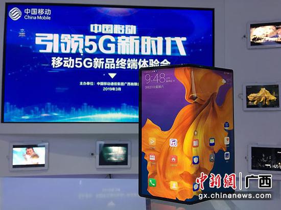 图为巴塞罗那通信展会上刚刚发布的全球首款5G折叠屏手机华为Mate X亮相广西。 图为巴塞罗那通信展会上刚刚发布的全球首款5G折叠屏手机华为Mate X亮相广西。