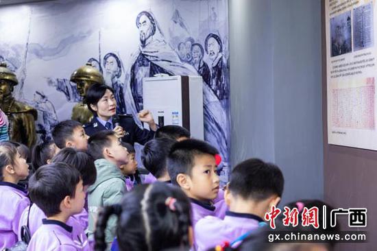 图为小学生们参观南宁市禁毒预防教育基地。潘炳康  摄