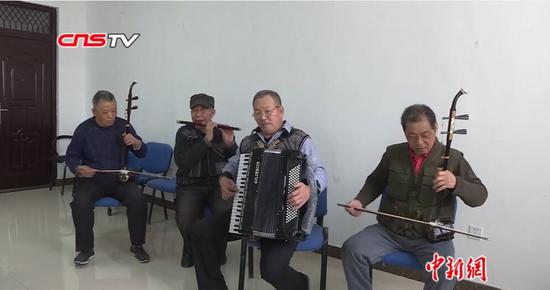 新疆兵团老人组建“喜洋洋乐队” 平均年龄超72岁