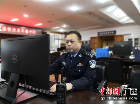 唐宇文在电脑前分析研判案情。曾亮 摄 唐宇文在电脑前分析研判案情。曾亮 摄