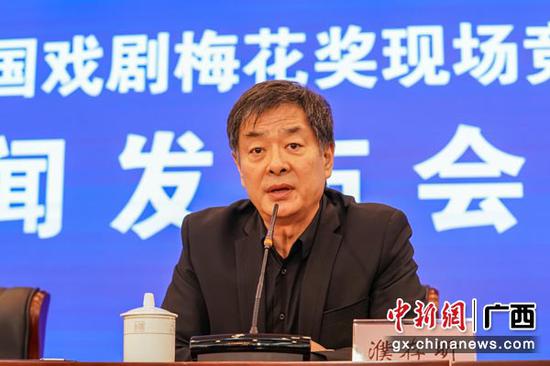 图为濮存昕回答记者提问。陈冠言 摄 图为濮存昕回答记者提问。陈冠言 摄