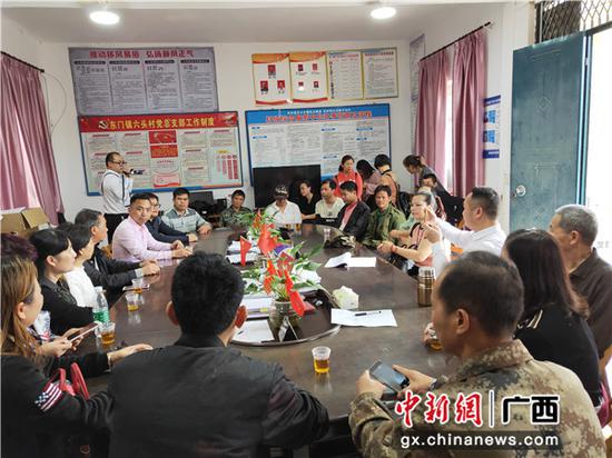爱心企业负责人与贫困户座谈。 爱心企业负责人与贫困户座谈。