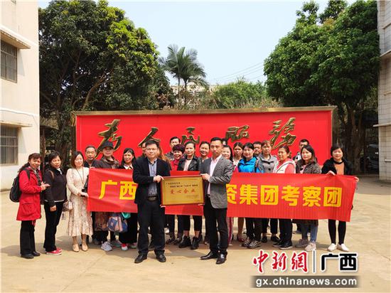 东门镇领导为爱心企业赠送牌匾。 东门镇领导为爱心企业赠送牌匾。