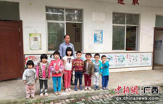图为李均卓与他的八个学生。 图为李均卓与他的八个学生。