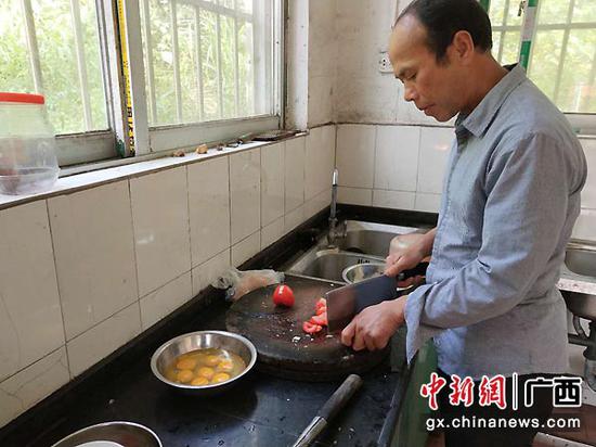 图为李均卓利用下课时间为学生们做午餐。 图为李均卓利用下课时间为学生们做午餐。