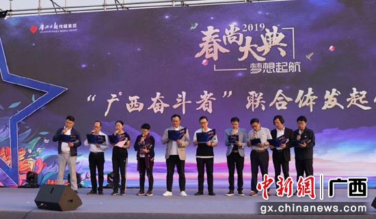 图为活动现场 图为活动现场
