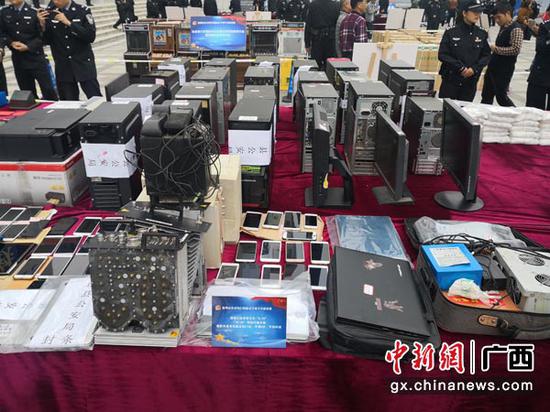 图为侦破公安部督办的“6.19”“12.20”网络诈骗专案缴获的作案用电脑主机21台、手提9台、手机45台。曾亮 摄 图为侦破公安部督办的“6.19”“12.20”网络诈骗专案缴获的作案用电脑主机21台、手提9台、手机45台。曾亮 摄