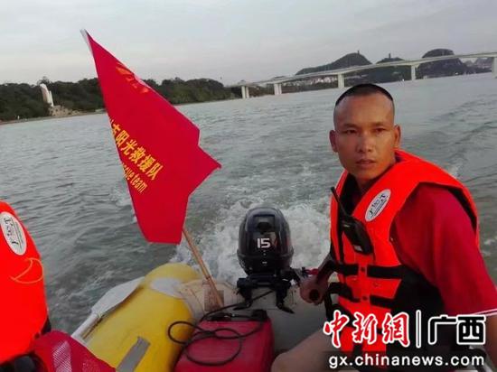 覃国际带领志愿者队员在柳江河巡视救援。