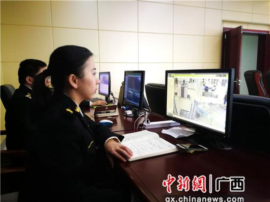 工作人员查看各业务现场的监控。 工作人员查看各业务现场的监控。