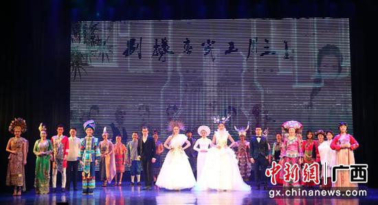 图为晚会现场。林浩 摄 图为晚会现场。林浩 摄
