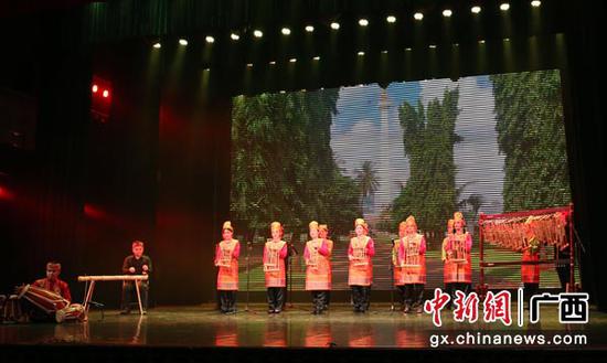 图为晚会歌舞表演。林浩 摄 图为晚会歌舞表演。林浩 摄