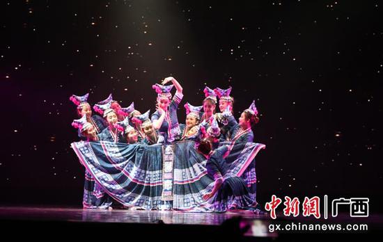 图为晚会歌舞表演。林浩 摄 图为晚会歌舞表演。林浩 摄