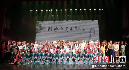 图为晚会现场。林浩 摄 图为晚会现场。林浩 摄