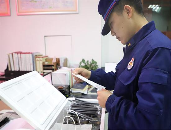 图为：杭州多地消防收到匿名爱心人士特别礼物。 杭州消防部门提供