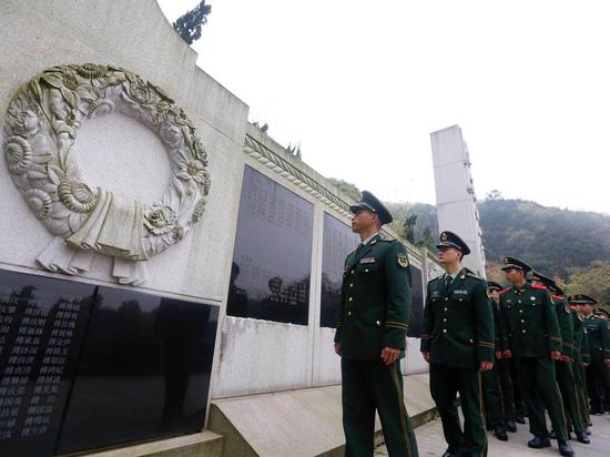 浙武警官兵祭扫革命烈士陵园 缅怀革命先烈长路共勉