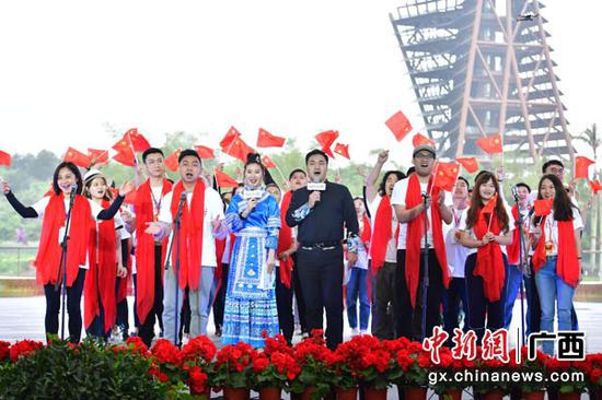 主持人携手广西民歌艺术传承人共同演唱《我和我的祖国》。