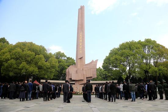 温州武警在翠微山烈士陵园开展祭扫和爱国主义教育活动.